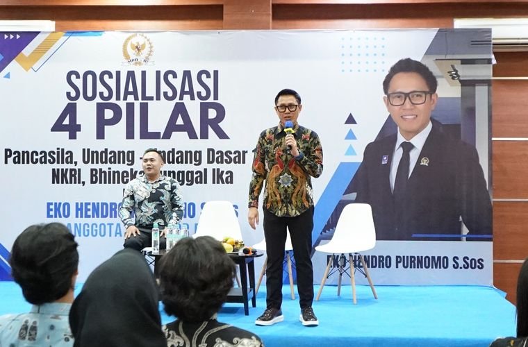 Eko Patrio sekjen pan sedang memegang mic di acara sosialisasi 4 pilar mpr ri