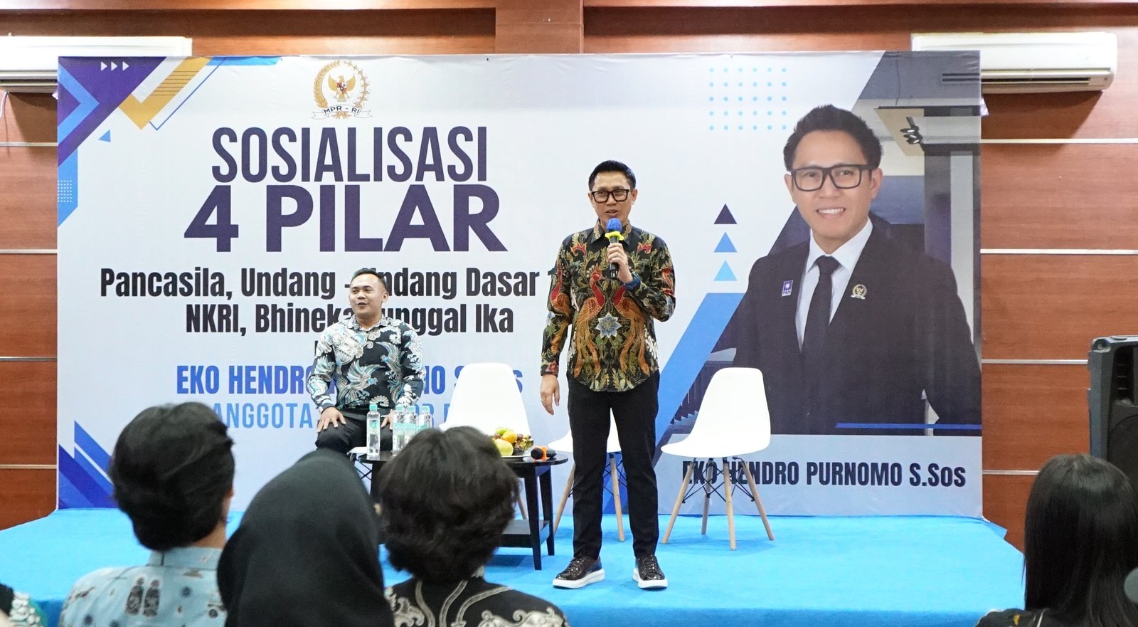 Eko Patrio sekjen pan sedang memegang mic di acara sosialisasi 4 pilar mpr ri