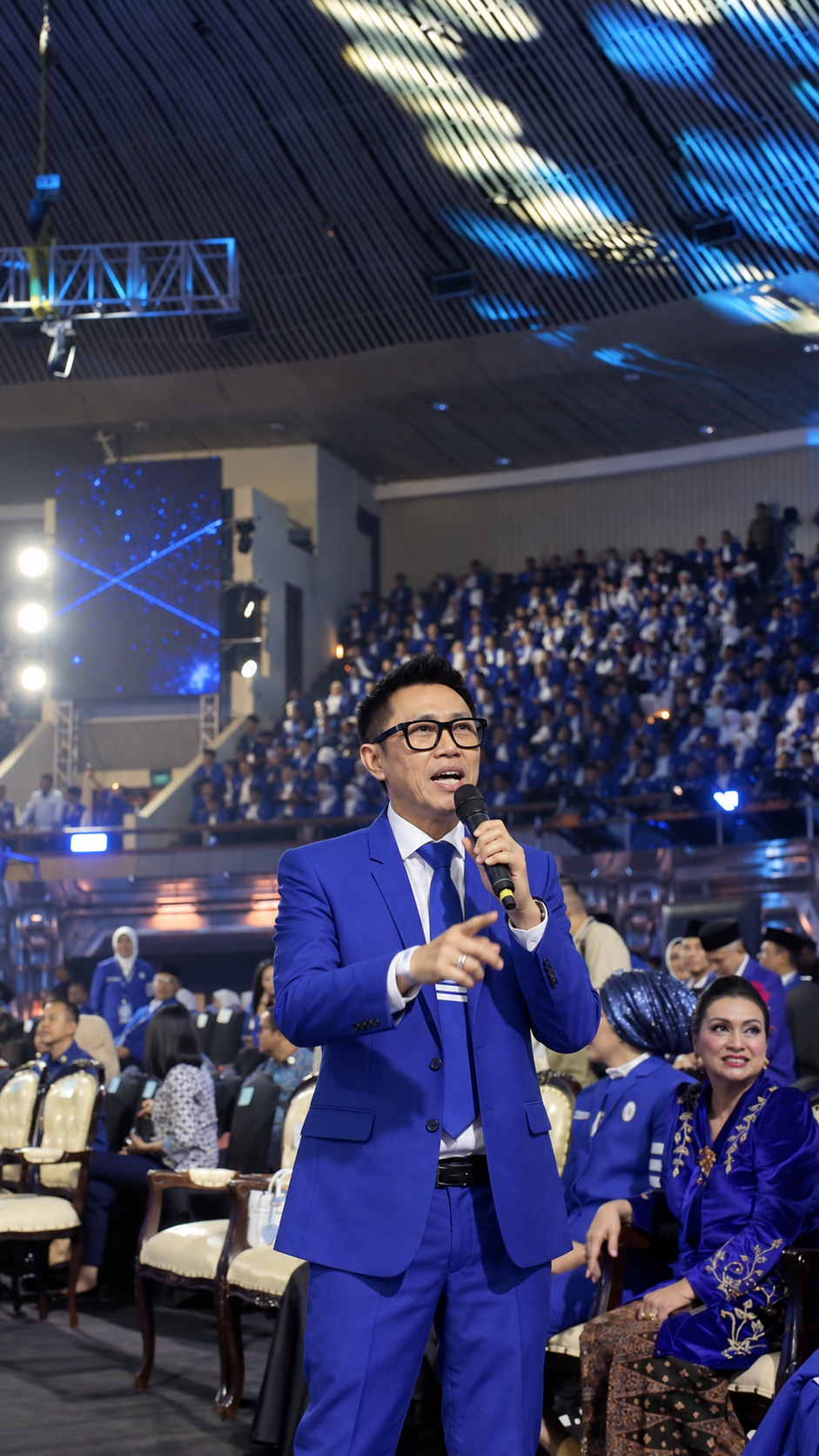 Eko Patrio sekjen pan sedang memegang mic di tengah jakarta convention centre di acara hut pan ke 28