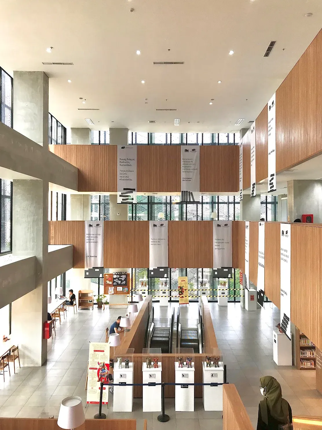 Interior Perpustakaan Jakarta di Cikini. Foto konteks membaca, bukan antarmuka JAKLITERA atau gedung Perpustakaan Jakarta Timur.