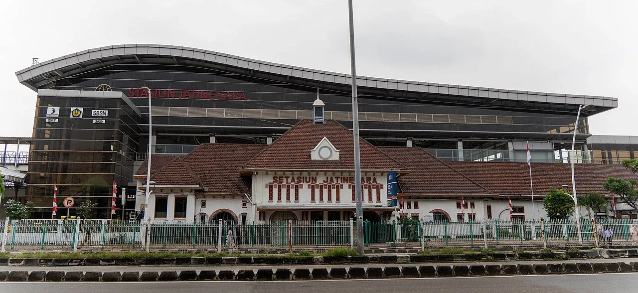 Bangunan Stasiun Jatinegara. Foto konteks kawasan masa kini, bukan dokumentasi zaman Meester Cornelis.