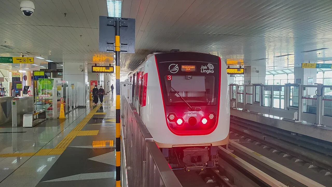 Kereta LRT Jakarta di Stasiun Velodrome, sesuai metadata sumber; bukan LRT Jabodebek.