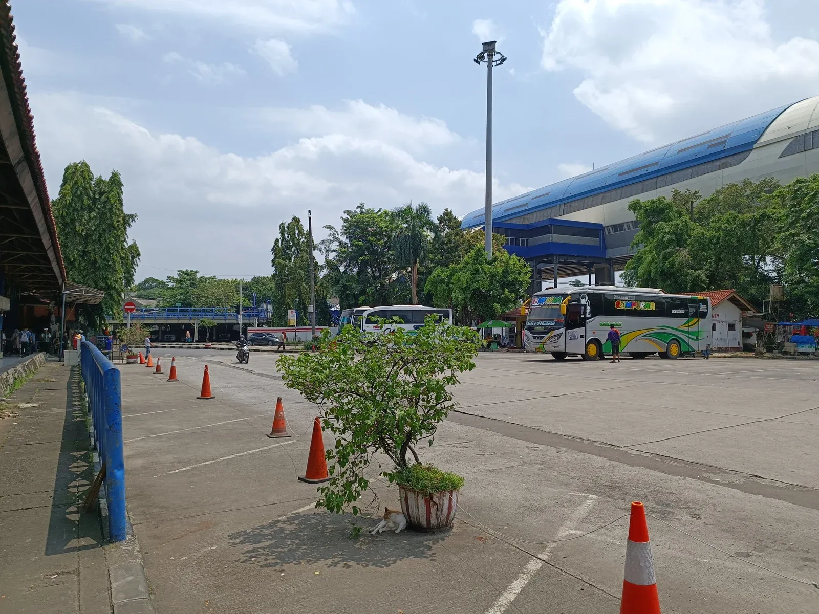 Foto arsip peron kedatangan bus antarkota Terminal Kampung Rambutan, Maret 2023; bukan dokumentasi kegiatan pembagian masker 8 September 2026.