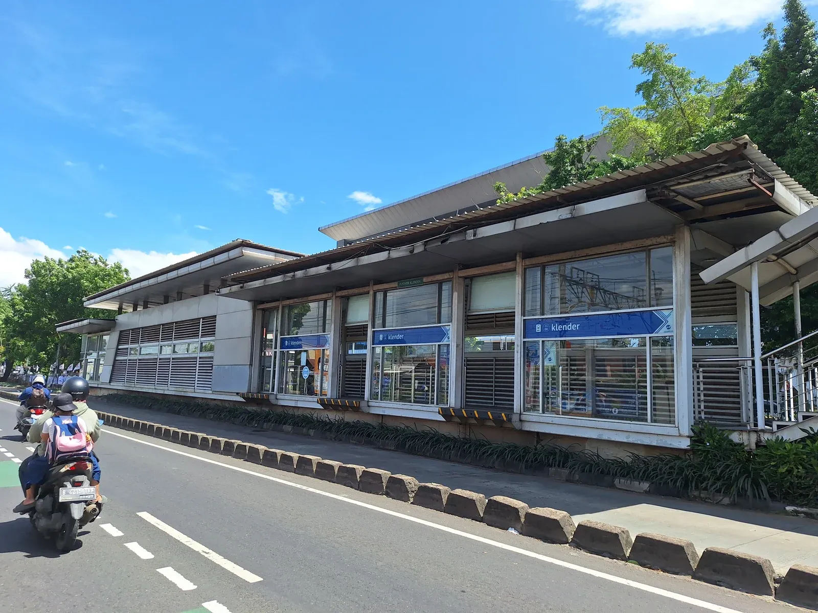 Foto arsip Halte Transjakarta Klender, Januari 2024. Foto konteks kawasan; bukan dokumentasi taman yang selesai ditata pada September 2026.