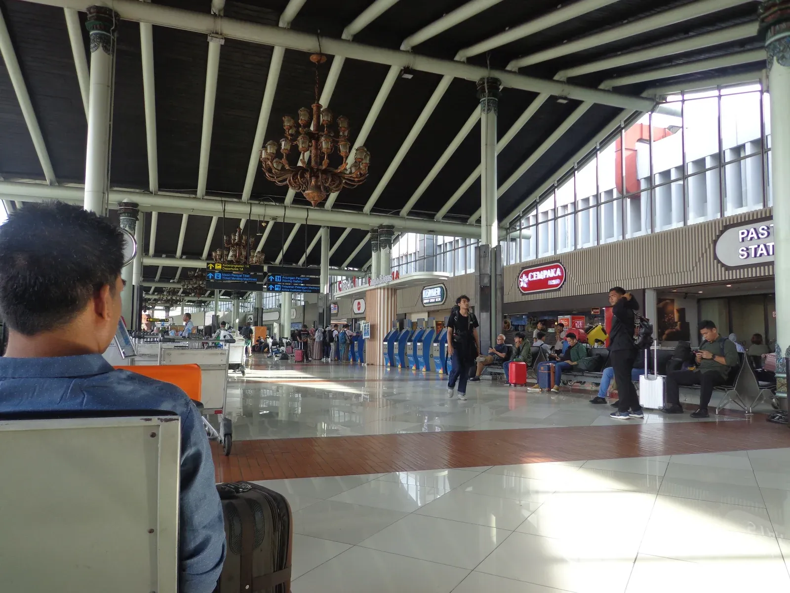 Foto arsip area luar Terminal 1 Bandara Soekarno-Hatta, Januari 2024. Foto konteks tujuan perjalanan; bukan dokumentasi bus atau titik naik-turun TransBandara.