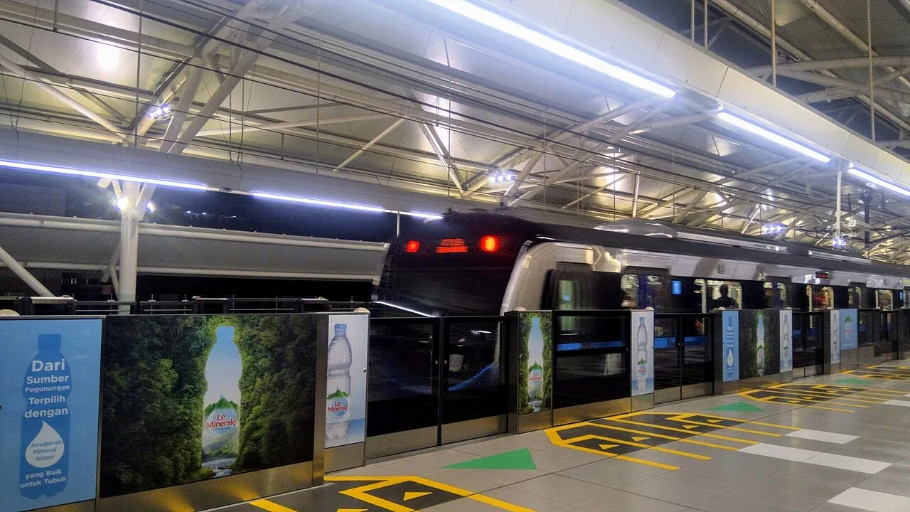 Ratangga MRT Jakarta berangkat dari Stasiun ASEAN. Foto konteks salah satu moda, bukan bukti transaksi tarif integrasi.