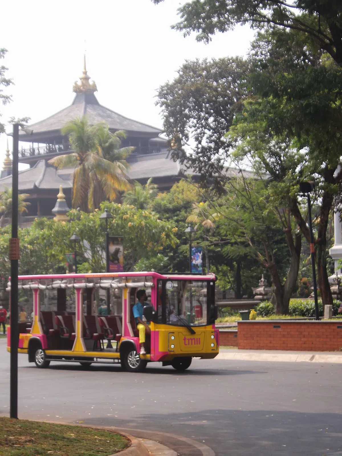 Angkutan listrik di kawasan TMII, foto arsip 2023.
